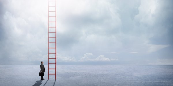 Лестница деревянная с веревочными ступенями