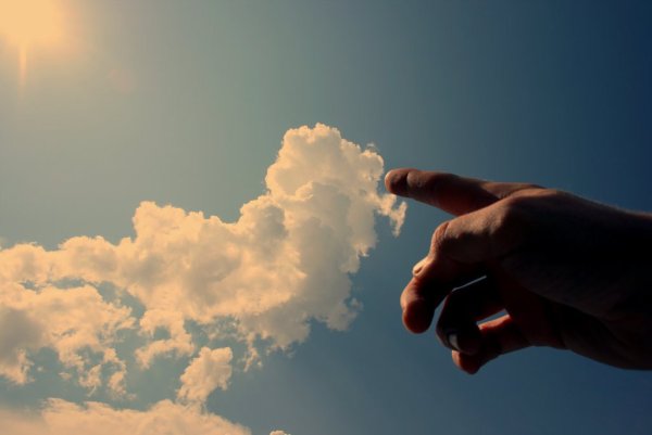 Статуя палец в небо