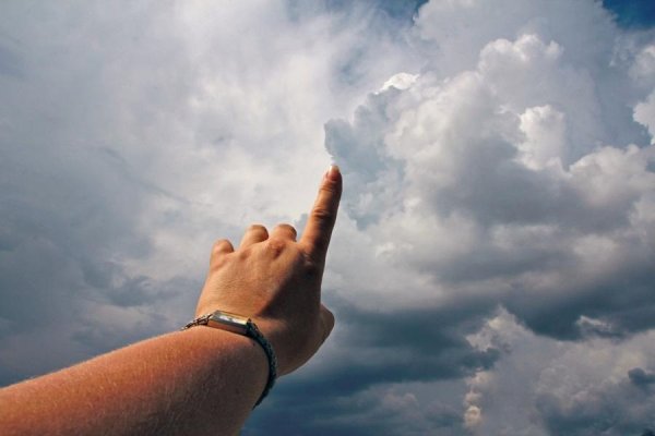 Рука указывающая в небо