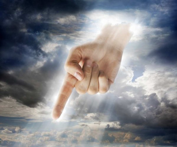 Рука тянется к небу