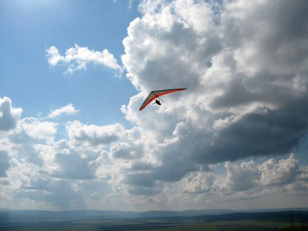 Дельтаплан в облаках