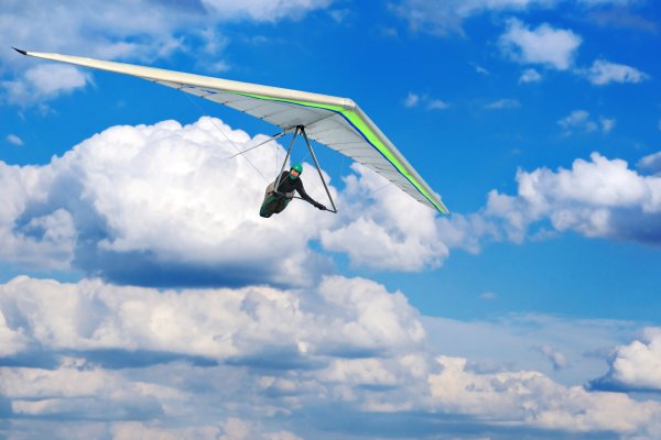Дельтаплан в облаках