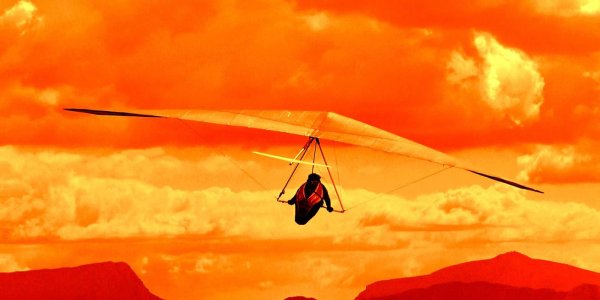 Дельтаплан в небе