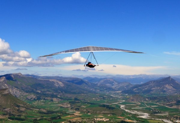 Дельтаплан в небе