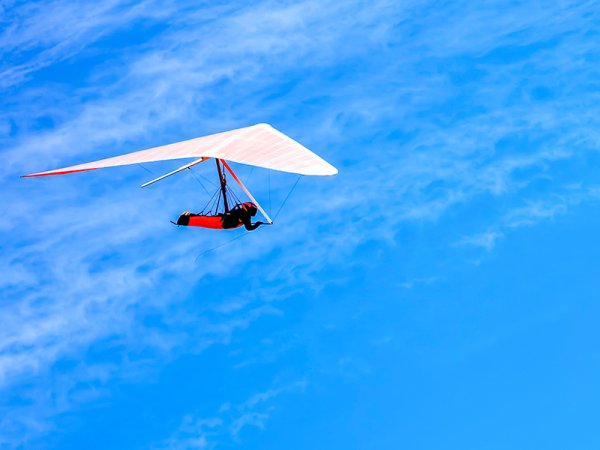 Дельтаплан в облаках