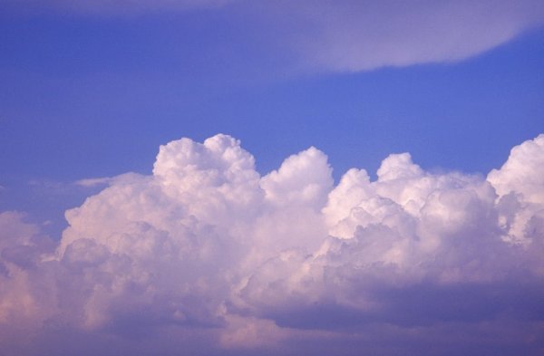 Голубое небо с розовыми облаками