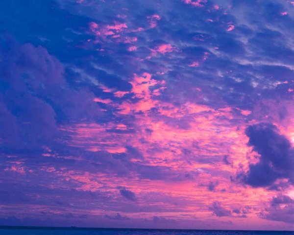 Розовое небо с облаками