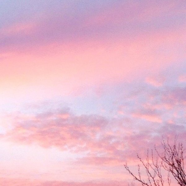 Розовое небо с облаками