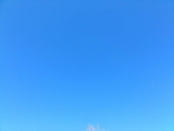 Нежно голубое небо с облаками