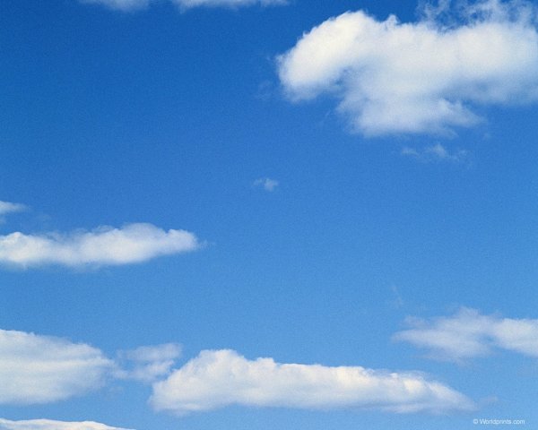 Небо с белыми облаками