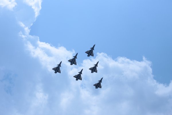 Военный самолет в нее