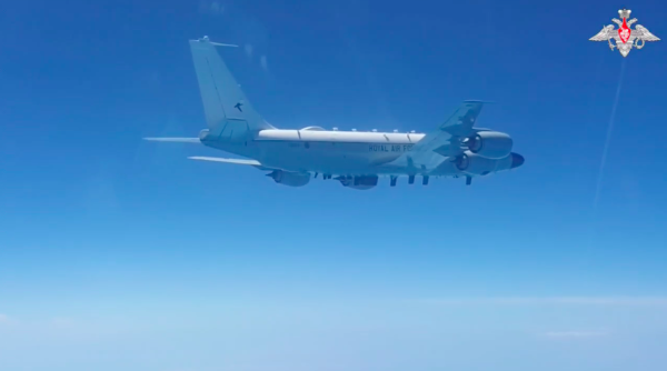 Много военных самолетов в небе