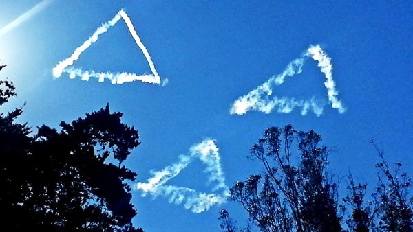 Летающие треугольники в небе