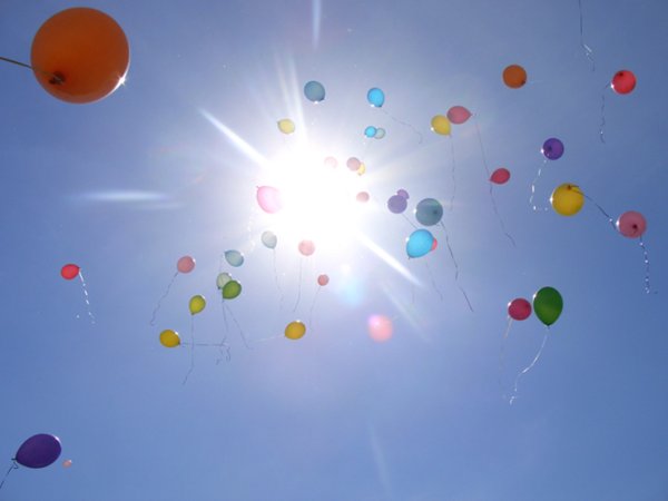 Воздушные шарики в синем небе