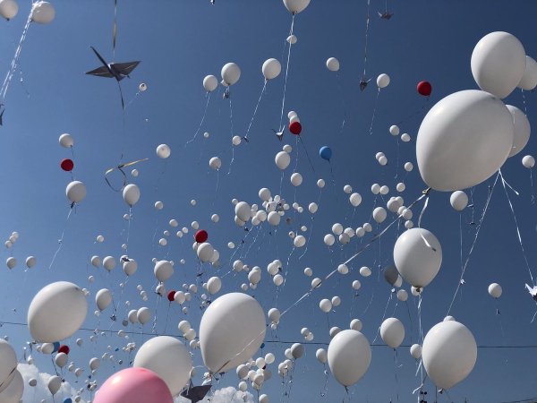 Красные шары в небе