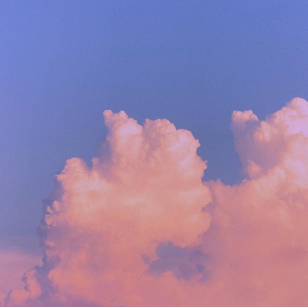 Голубое небо с розовыми облаками