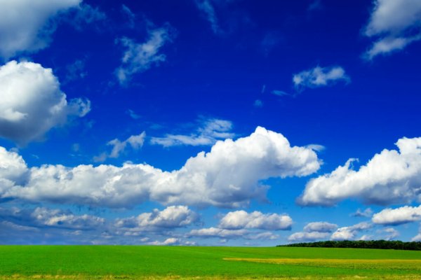 Вспышка на голубом небе