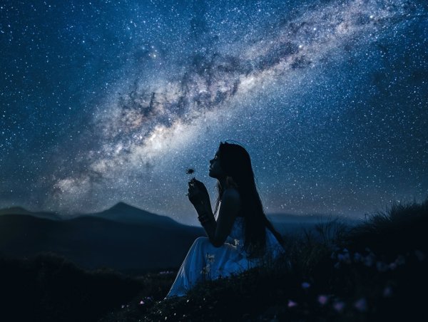 Девушка и звездное небо
