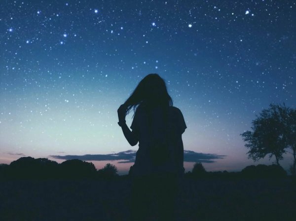 Девушка на фоне звездного неба