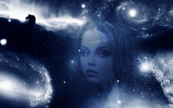 Девушка смотрит на звезды