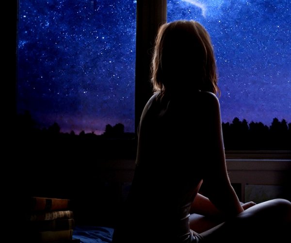 Девушка на фоне звездного неба