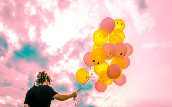 Воздушные шарики в небе