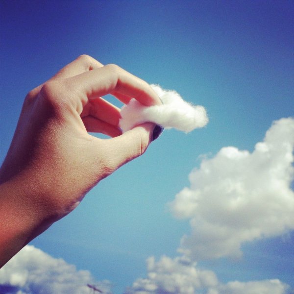 Рука держит облако