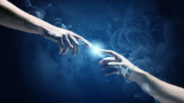 Руки тенуться к друг другу