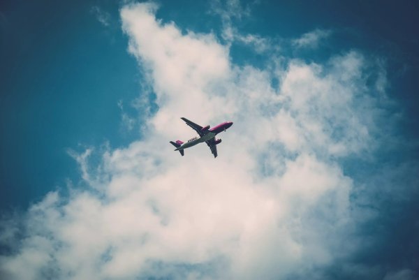 Самолет в облаках