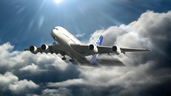 Аэробус а380 в небе