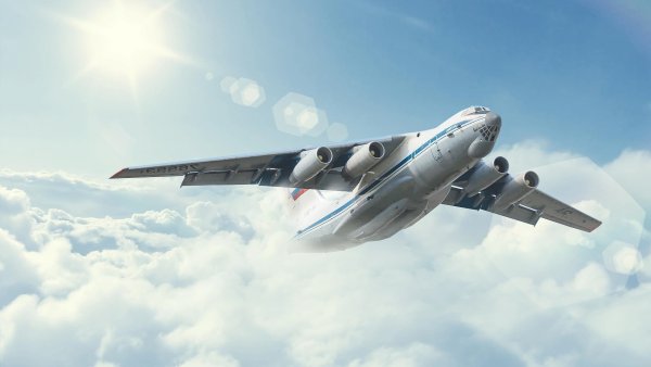 Пассажирский самолет взлетает