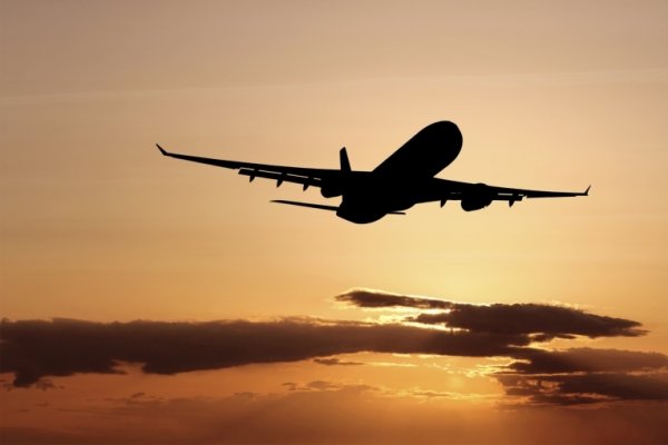 Пролетающий самолет в небе