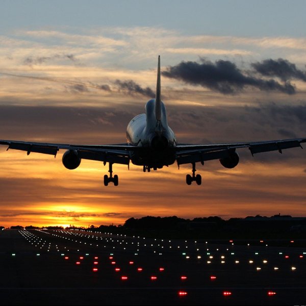 Красивый самолет в небе