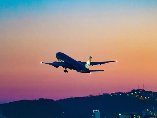 Самолет взлетает