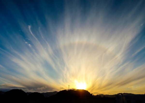 Лучи солнца сквозь облака