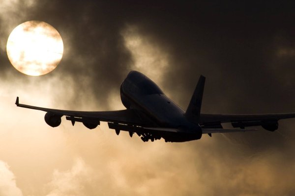 Самолет в ночном небе