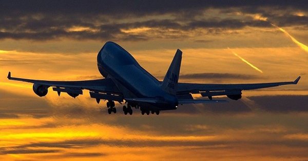 Боинг 747 взлетает