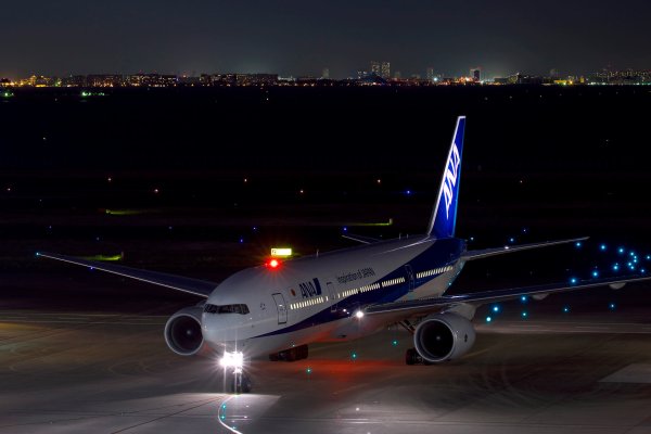 Самолет Боинг 777 ночь