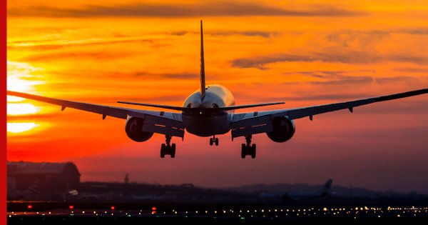 Самолет улетает в закат
