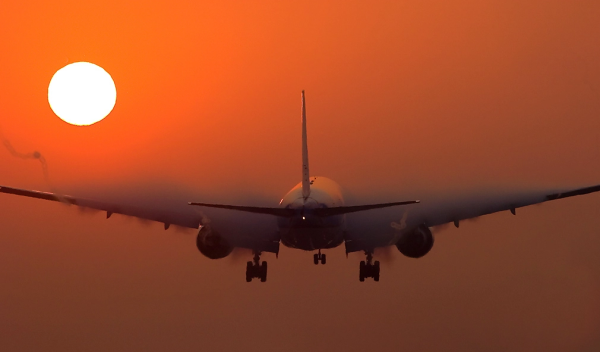 Самолет взлетает на закате