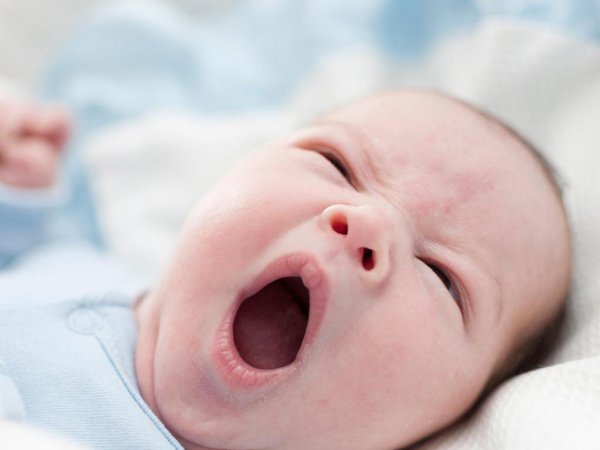 Новорожденный зевает