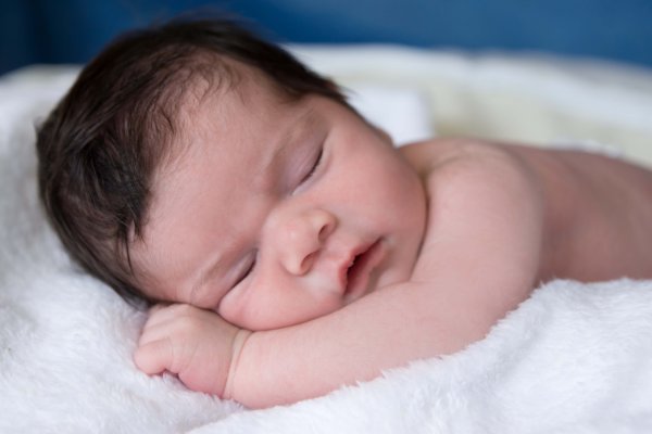 Младенец с темными волосами