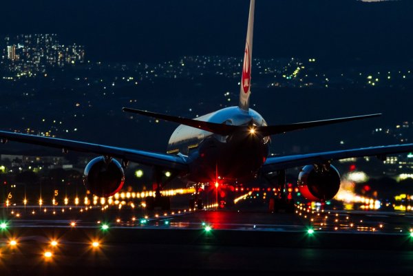 Боинг 777 в ночном аэропорту