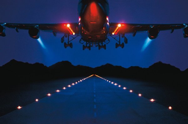 Ночной аэропорт Южно-Сахалинск