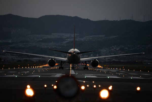 Самолет в небе ночью