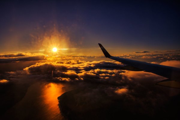 Самолет Боинг 777 ночь