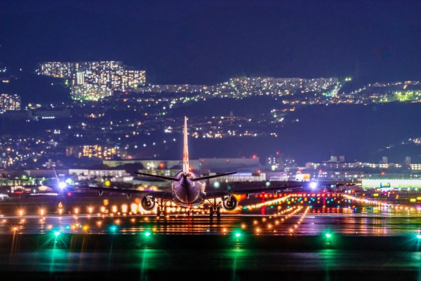 Боинг 777 в ночном аэропорту