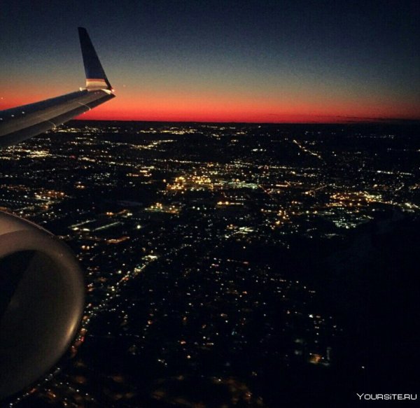 Самолёт взлетает ночью