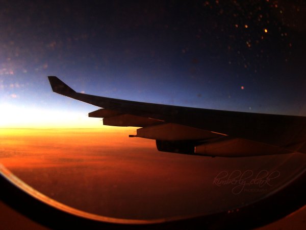 Самолет в ночном небе