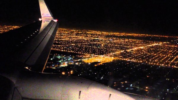 Самолет взлетает красиво